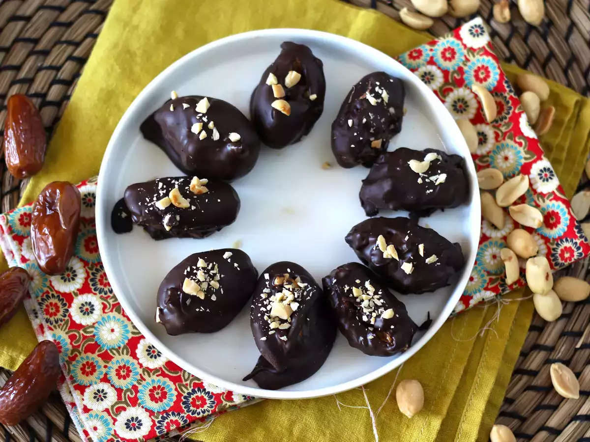 Opskrift Hjemmelavede snickers: dadler, jordnødder og chokolade - en sund snack uden tilsat sukker