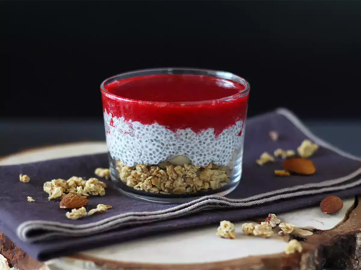 Opskrift Verrines af chiabudding med kokosmælk, hindbær og granola