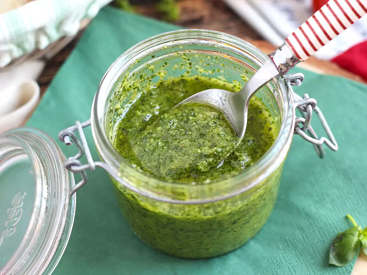 Opskrift Hjemmelavet grøn pesto - pesto alla genovese