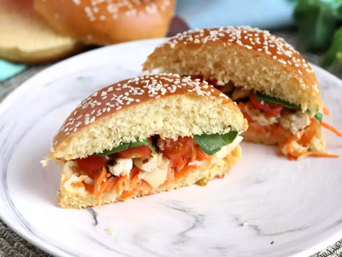 Opskrift Marineret kyllingesandwich med coleslaw, tomater og basilikum
