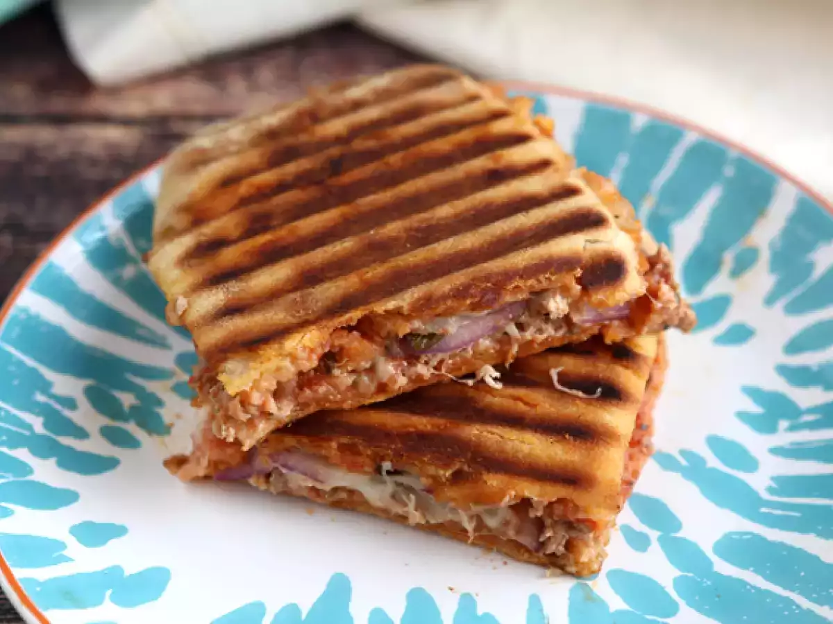 Opskrift Panini med tun, tomat og kapers