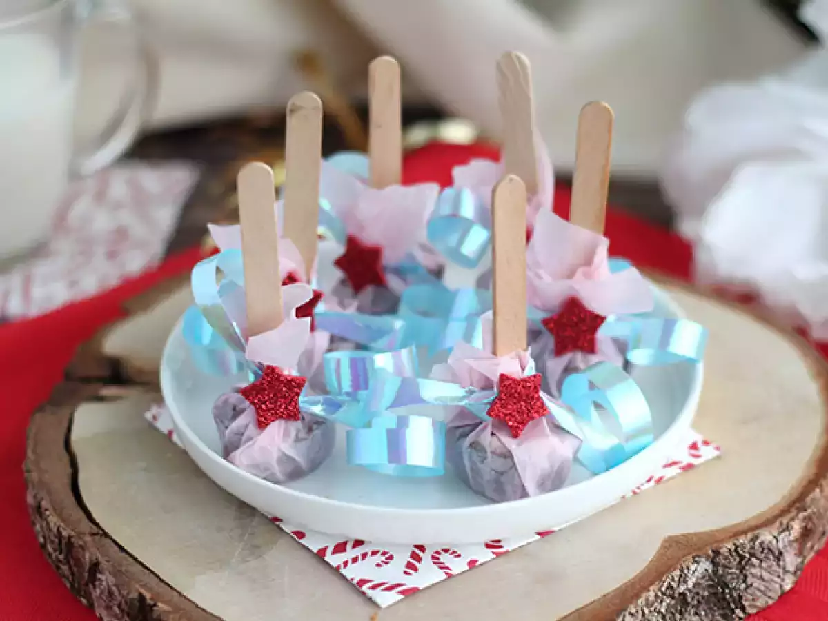 Opskrift Slikkepinde med varm chokolade: mørk chokolade + ristede hasselnødder