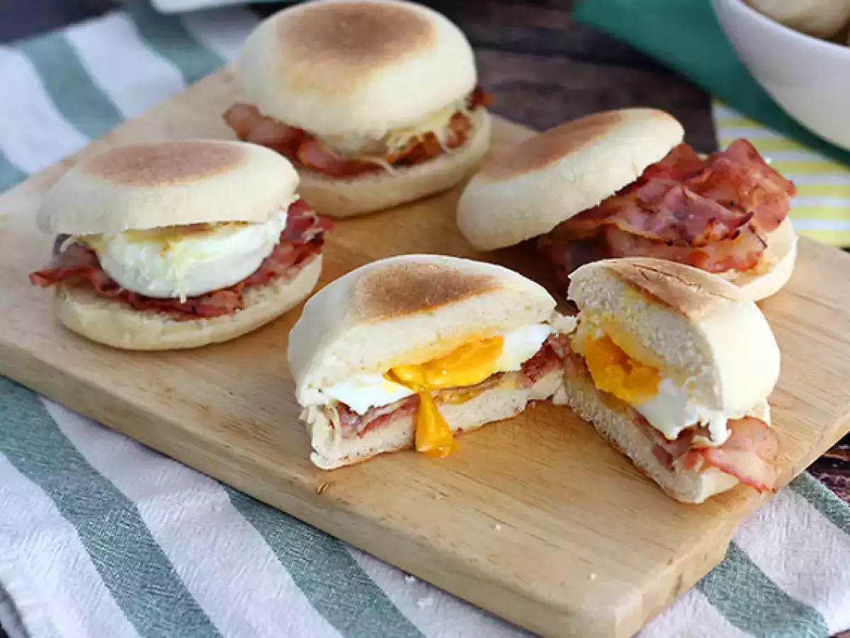 Opskrift Engelske muffins med æg og bacon