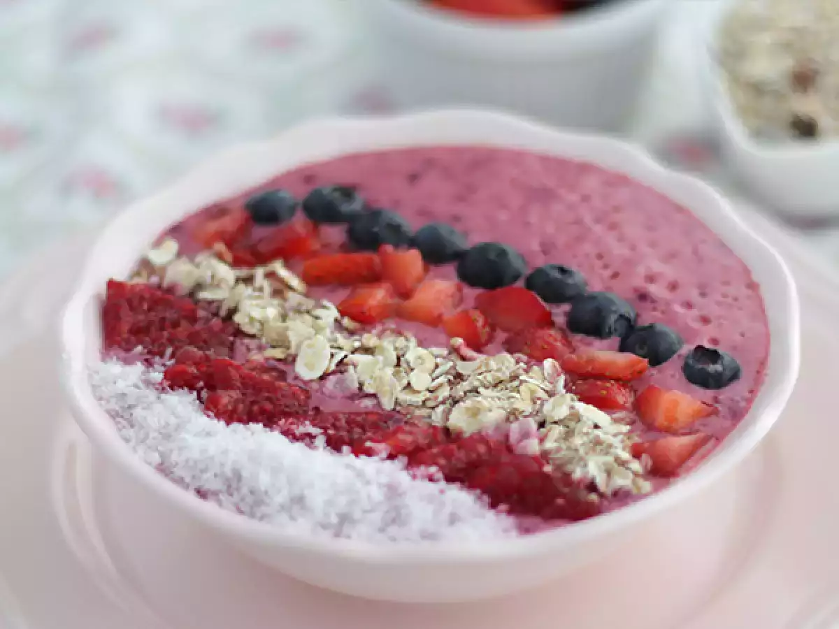 Opskrift Smoothie-bowl med rød frugt