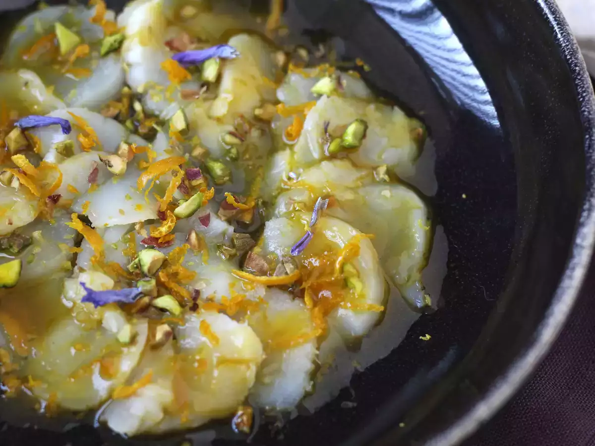 Opskrift Carpaccio af kammuslinger med citrusvinaigrette og pistacienødder, en elegant og nem forret