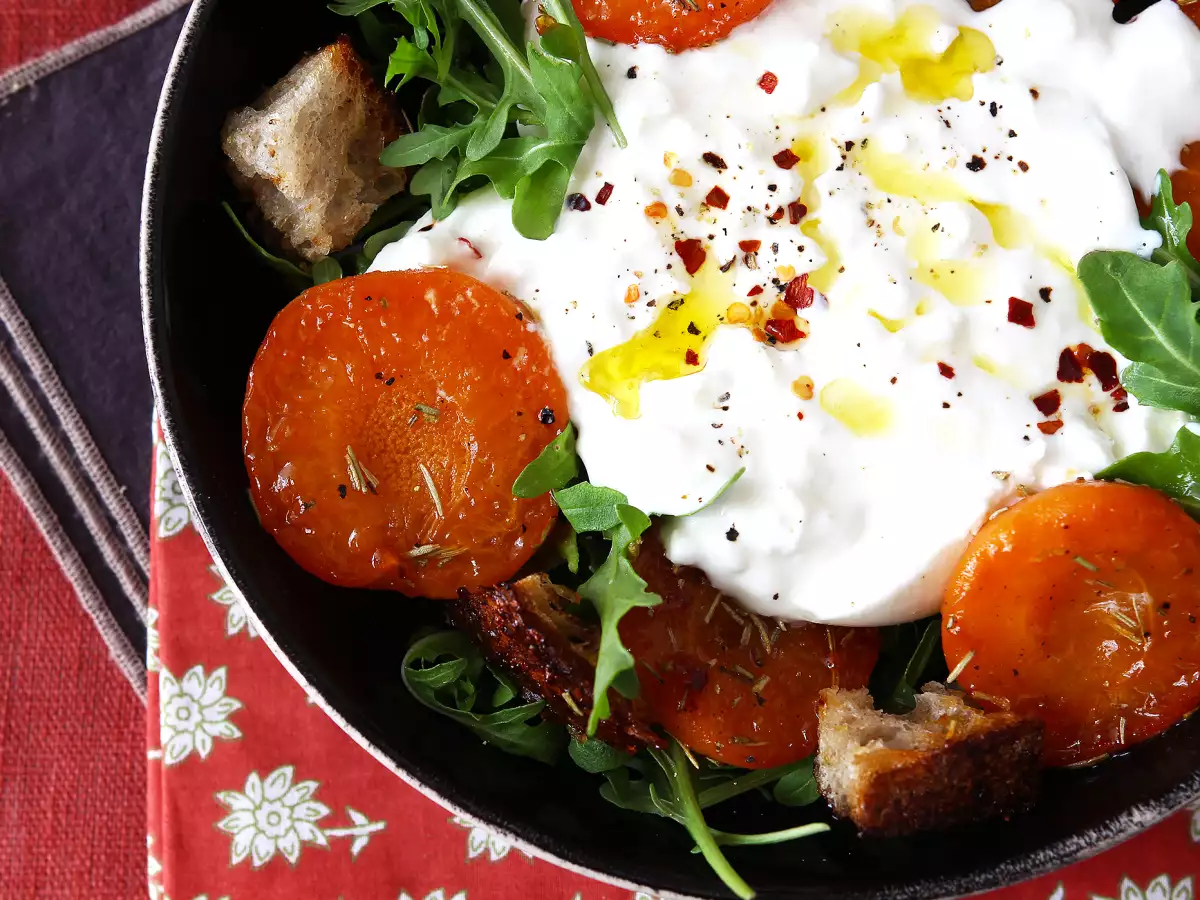 Opskrift Salat med ristede abrikoser, rucola og burrata