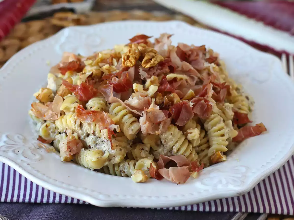 Opskrift Cremet pasta med radicchio, sprød bacon og valnødder: hurtig og uimodståelig opskrift