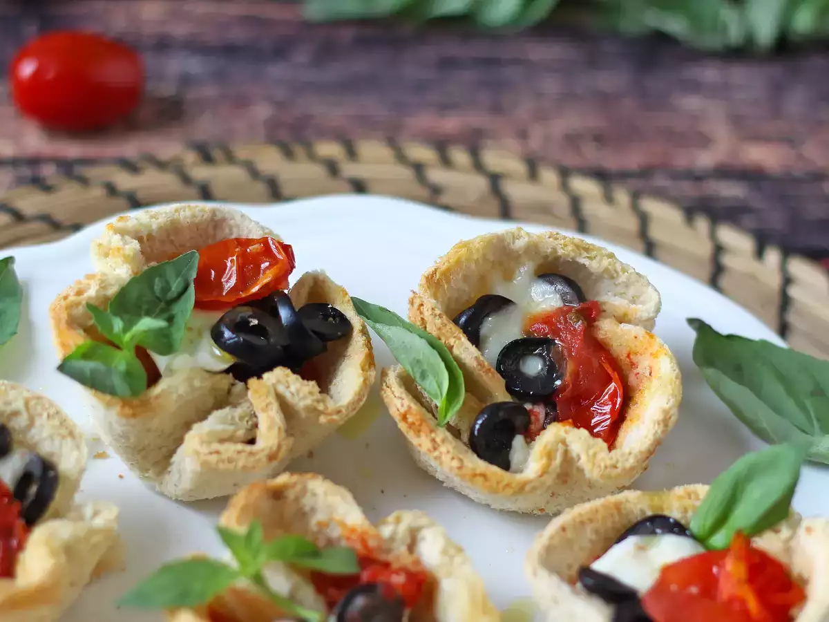 Opskrift Brødkurve med mozzarella, cherrytomater og sorte oliven