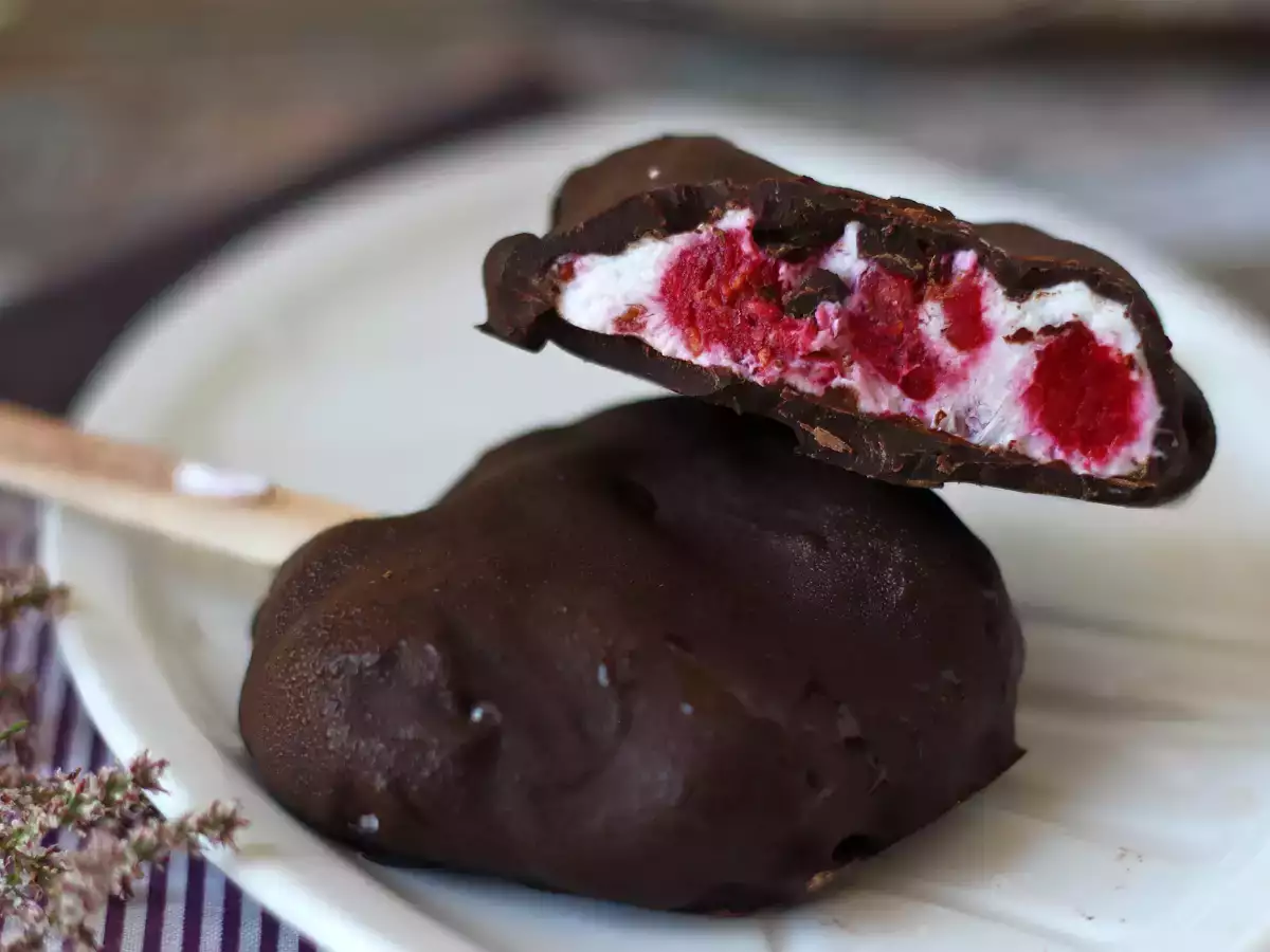 Opskrift Skyr, hindbær og chokoladeis. den sunde snack til solrige dage!