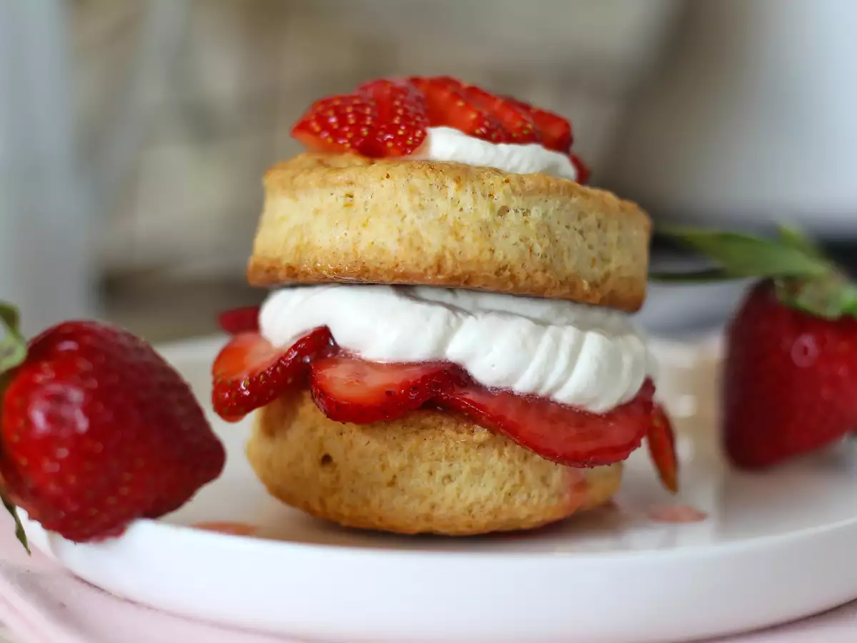 Opskrift Strawberry shortcake, den amerikanske jordbærkage med fløde, der aldrig slår fejl