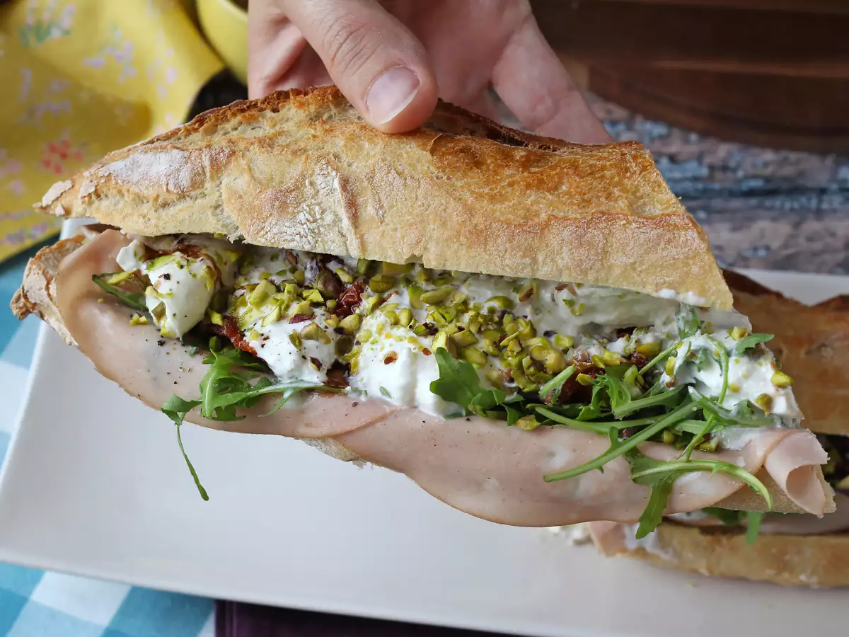 Opskrift Italiensk gourmetsandwich med mortadella og burrataost