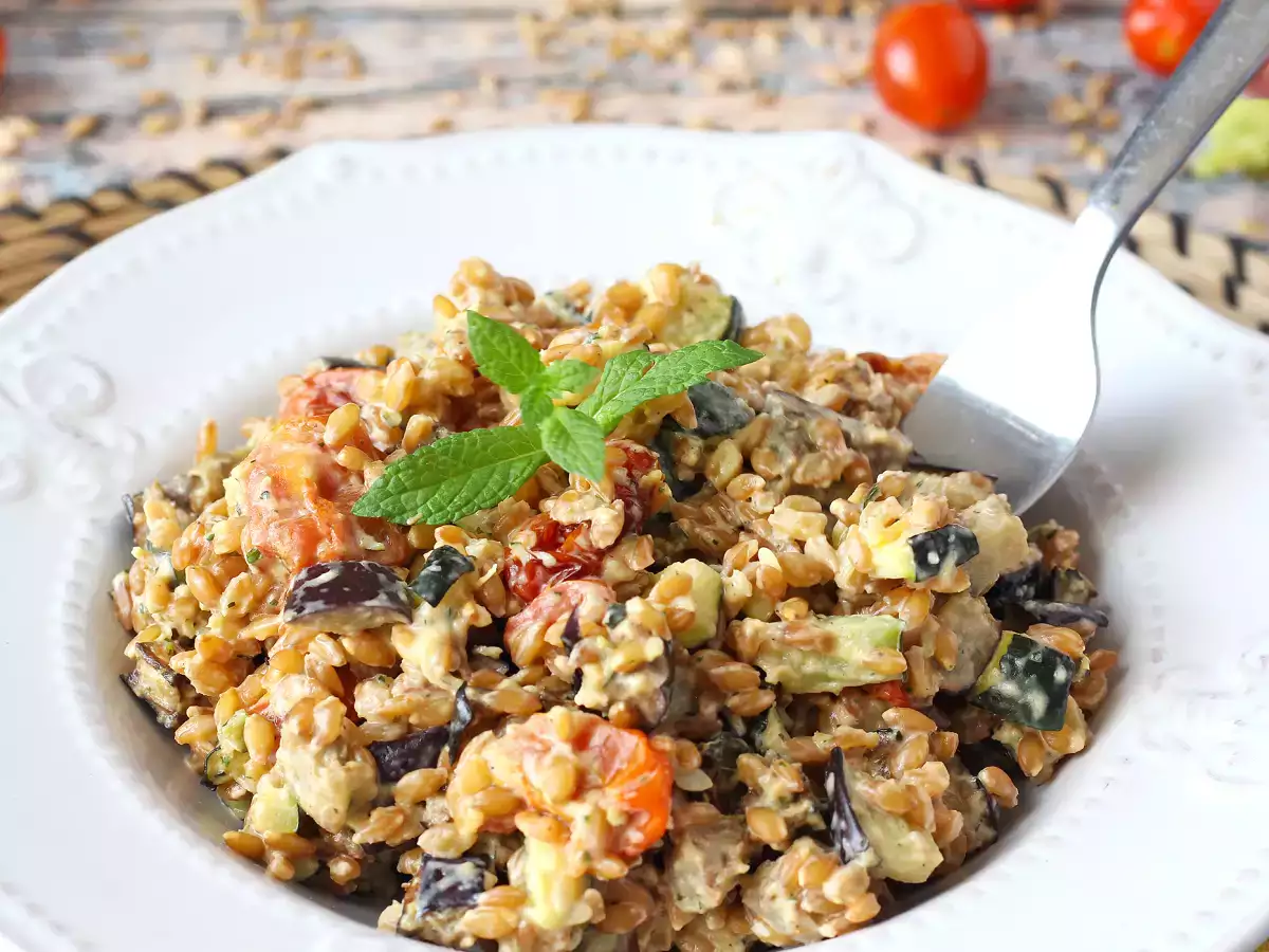 Opskrift Cremet spelt-salat med courgetter, auberginer og cherrytomater