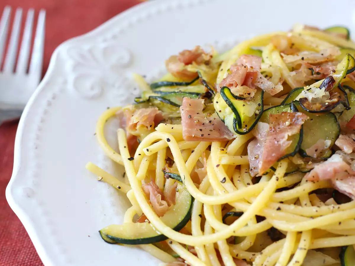 Opskrift Pasta med courgetter og sprød speck: en nem opskrift, der redder både frokost og aftensmad