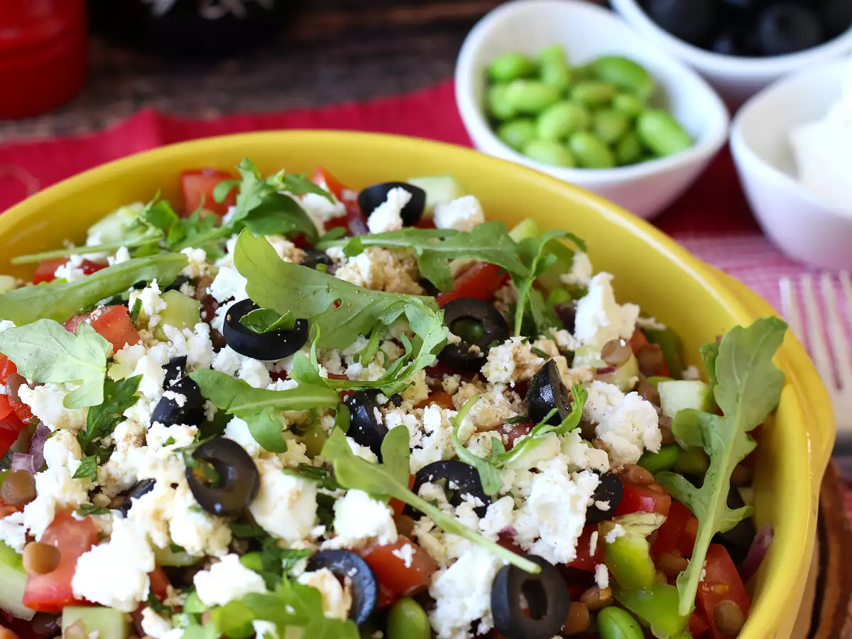 Opskrift Linsesalat med feta, edamame og sprøde grøntsager