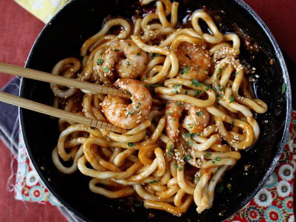 Opskrift Rejeudon-nudler med krydret peanutsauce