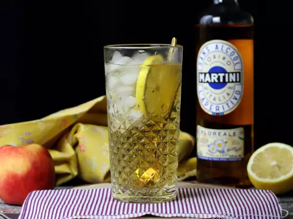 Opskrift Alkoholfri martini spritz, en sød, blomstret cocktail til aperitiffen