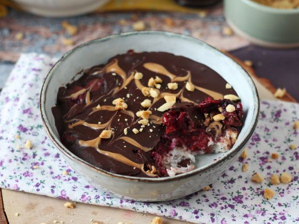 Opskrift Overnight oats med rød frugt og chokolade, en sund og mættende morgenmad!