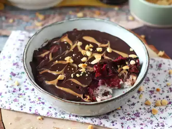 Opskrift Overnight oats med rød frugt og chokolade, en sund og mættende morgenmad!