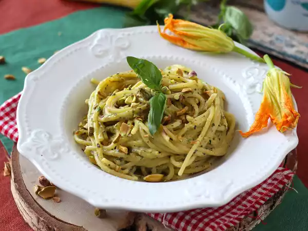 Opskrift Pasta med courgetteblomster, ricotta og pistacienødder