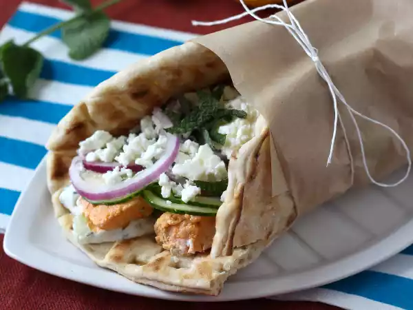 Opskrift Gyros med laks, den perfekte græske fiskesandwich til sommeren!