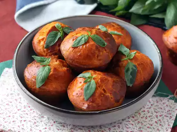 Opskrift Tomatmuffins med smeltende mozzarellahjerte