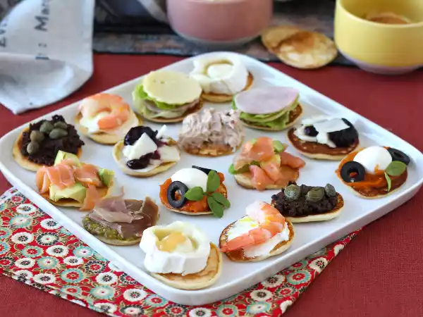 Opskrift Blini-fad med fyld, den perfekte varierede aperitif til højtiden