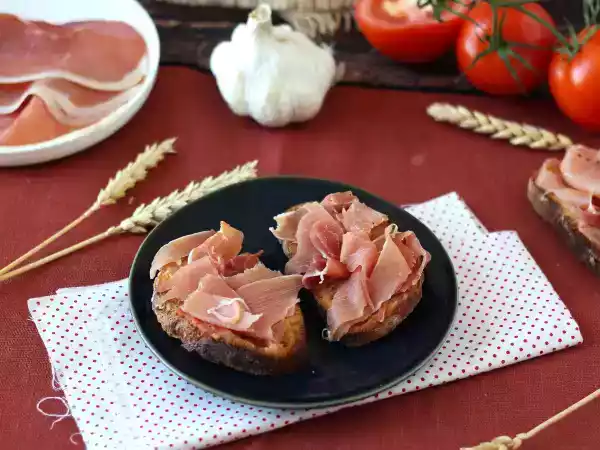 Opskrift Sandwiches med tomat og serranoskinke