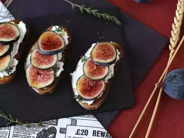 Opskrift Sandwiches med figen, frisk gedeost, honning og rosmarin
