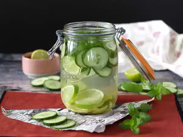 Opskrift Vand med smag af agurk, lime, mynte og ingefær