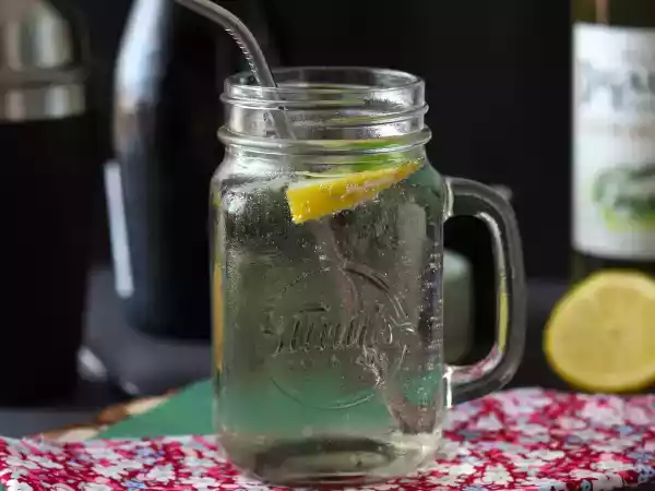 Opskrift Hugo spritz med hyldeblomstsirup, en frisk og sød cocktail