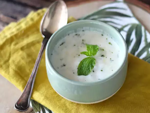 Opskrift Yoghurtsauce til salater og kødboller