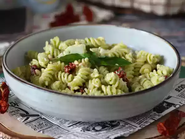 Opskrift Kold pasta med courgettepesto, bøffelmozzarella og soltørrede tomater