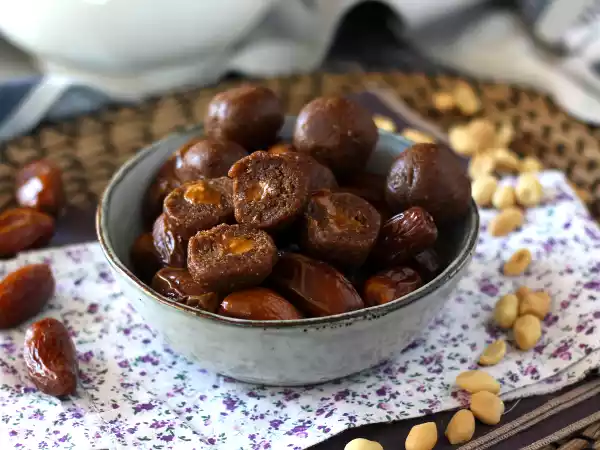 Opskrift Energikugler med dadler og peanutbutter i midten