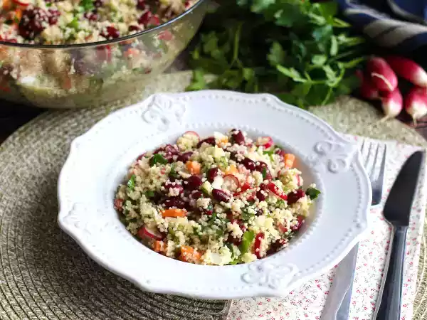 Opskrift Couscous-salat er en enkel, sund og farverig forret!