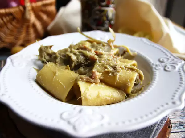 Opskrift Pasta med artiskokker og bacon – en velsmagende pastaret, der er nem at tilberede