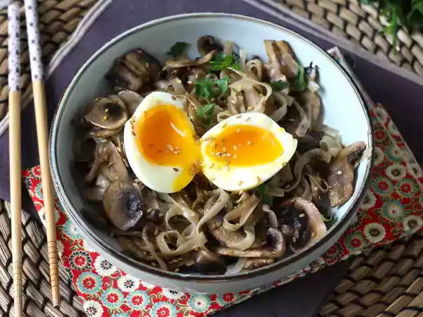 Opskrift Risnudler med svampe og et blødkogt æg!