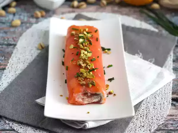 Opskrift Lakserulle med ricotta og pistacienødder