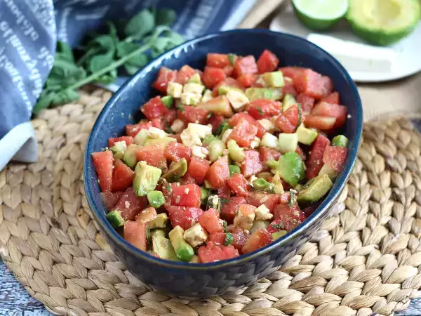 Opskrift Vandmelon-, feta-, avocado- og agurkesalat: ekstra frisk!