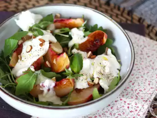 Opskrift Sød og salt salat med ristede ferskner, rucola og burrata (sød sommersmag)