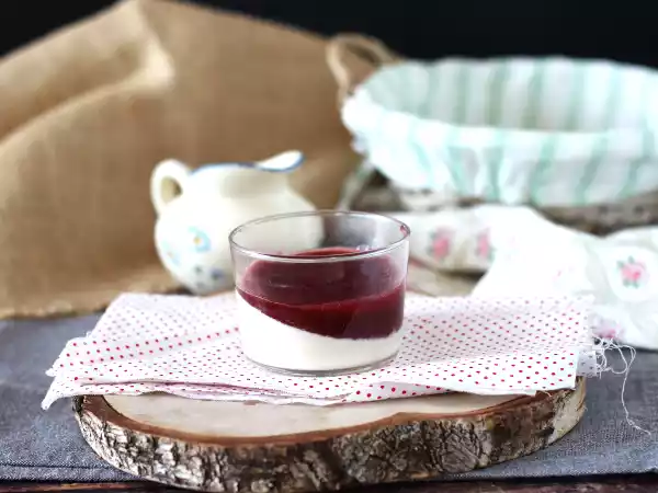 Opskrift Panna cotta med bærcoulis