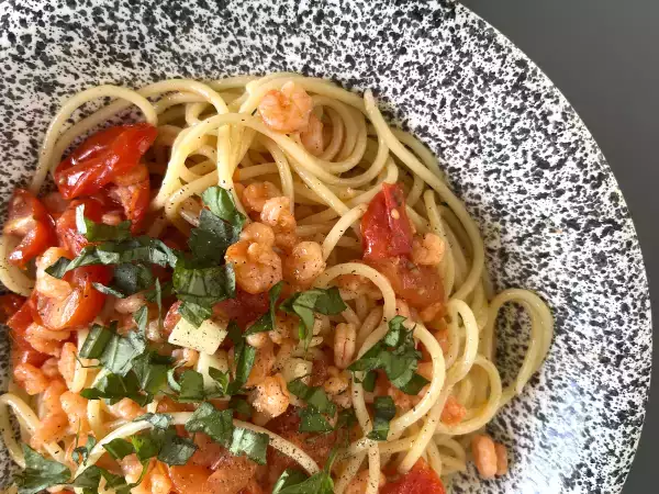 Opskrift Spaghetti med rejer og cherrytomater, en hurtig opskrift på en velsmagende forret