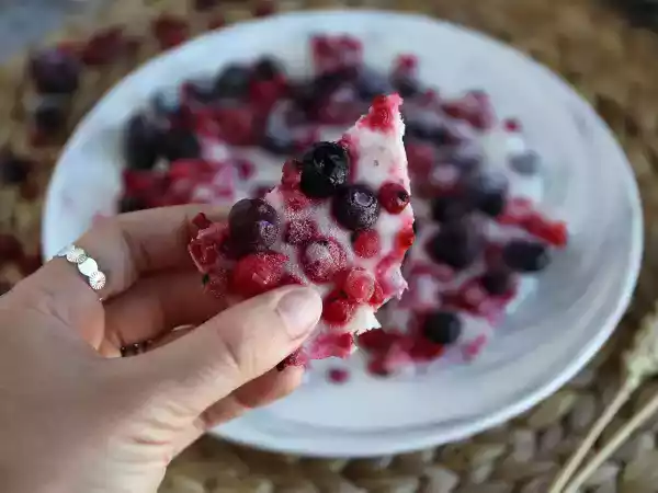 Opskrift Frosne yoghurtbarer med rød frugt