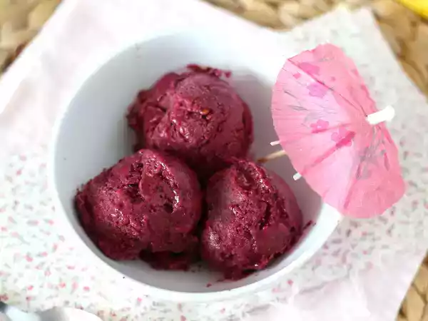 Opskrift Vegansk is med røde frugter: dejlig flødebanan, supernem at lave!