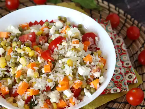 Opskrift Vegetarisk rissalat: feta, majs, gulerødder, ærter, cherrytomater og mynte