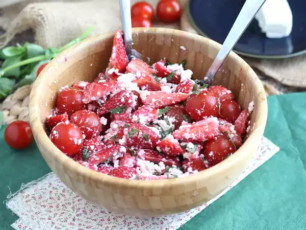 Opskrift Salat med jordbær, tomat, feta og basilikum