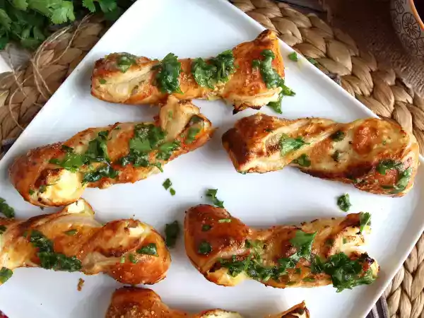 Opskrift Butterdejssnurrer med ost og persille: et must til aperitiffen