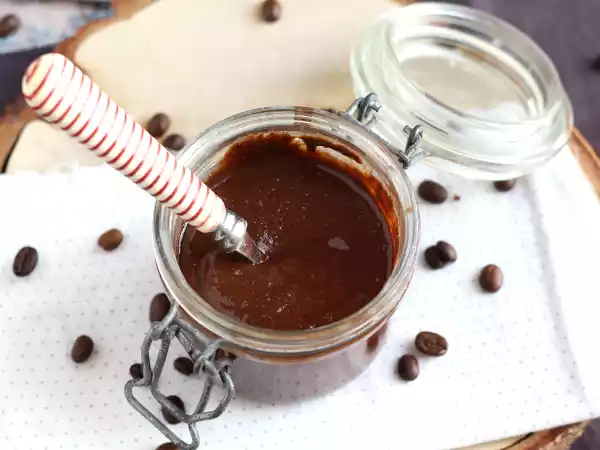 Opskrift Endelig et smørepålæg til kaffeelskere! med chokolade og hasselnødder