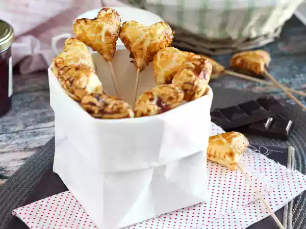 Opskrift Ekstra sprøde butterdejshjerter med hindbær- og chokoladetærtepops