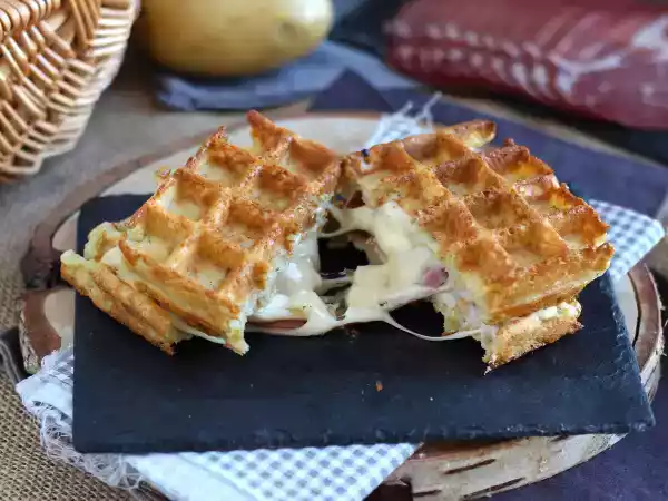 Opskrift Kartoffelvaffelsandwich med raclette, den ultimative comfort food