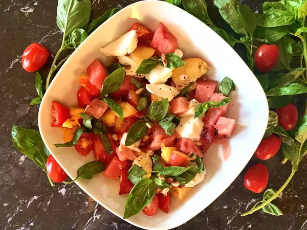 Opskrift Sommersalat med vandmelon, tomat og nektarin